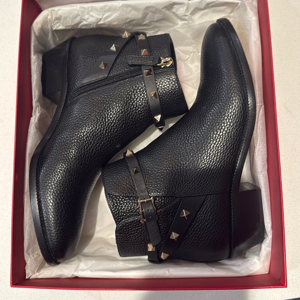 Valentino Garavani black rock studs boots. Worn once! Size 39